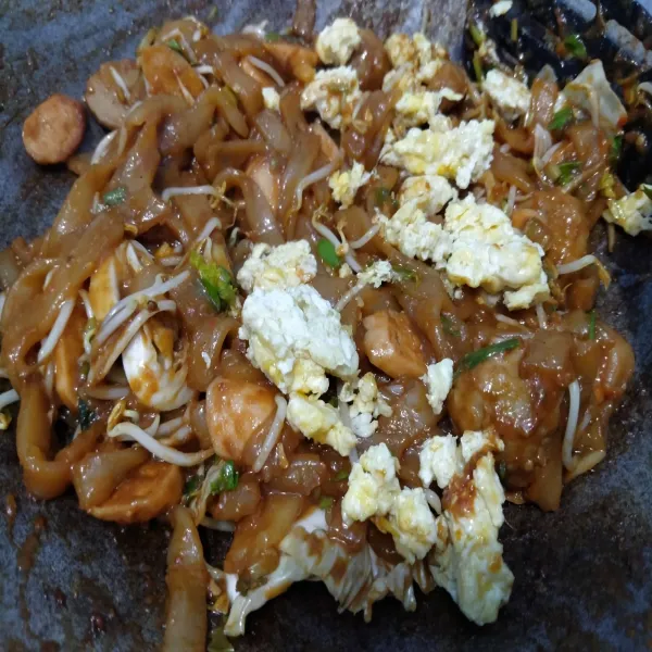 Terakhir tambahkan telor orak arik, aduk cepat. Matikan api lalu salin ke piring saji.