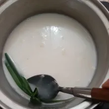 rebus santan bersama garam dan daun pandan hingga mendidih. matikan api