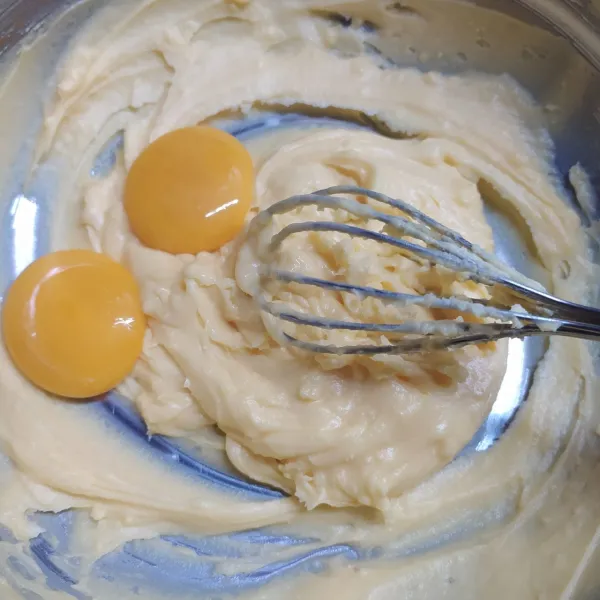 Buat kulit pie : Dalam wadah aduk gula dan margarin dengan whisk. Lalu masukan kuning telur, aduk rata.