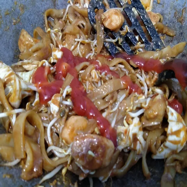 Tambahkan saos tomat, merica dan sedikit kaldu bubuk (cek rasa, karna bumbu marinasi sudah asin)