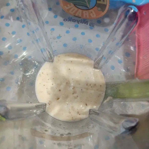 Masukkan pisang, creamer, dan susu cair ke dalam blender, proses sampai halus.