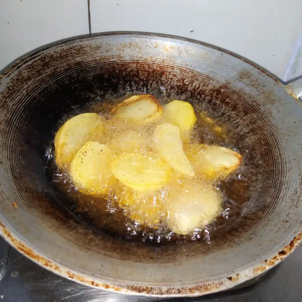 Goreng kentang hingga sisinya mulai kering.