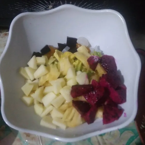 Tambahkan buah yang sudah dipotong-potong