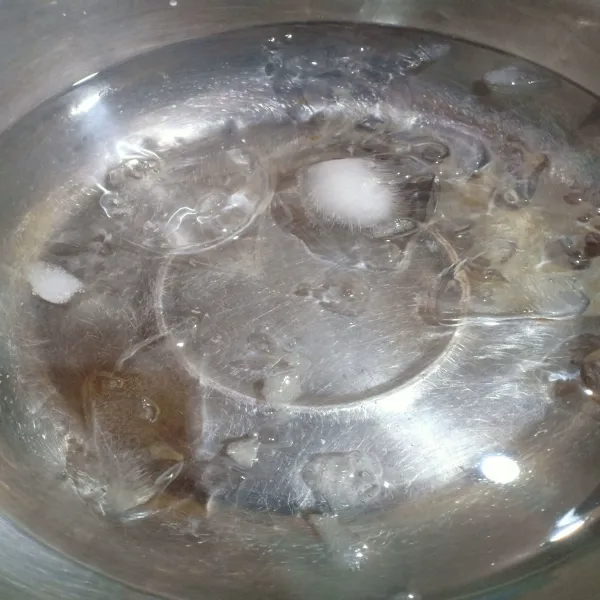 Siapkan wadah berisi air es