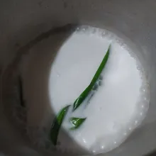 kuah santan : campur semua bahan kuah santan rebus sampai mendidih, sisihkan tunggu dingin.
