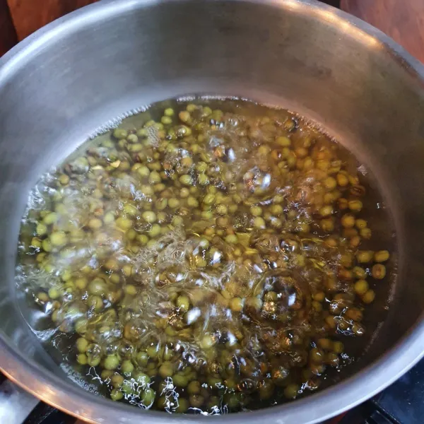 Bubur kacang ijo ; Rebus kacang ijo yang sudah direndam (gunakan metode 5:30:7, 5 menit rebus mendidih, tutup dan diamkan 30 menit, rebus kembali 7 menit).