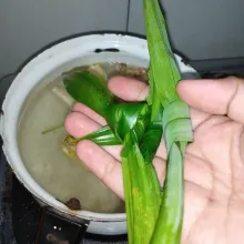 Tambahkan keningar, aduk rata masukkan pandan.