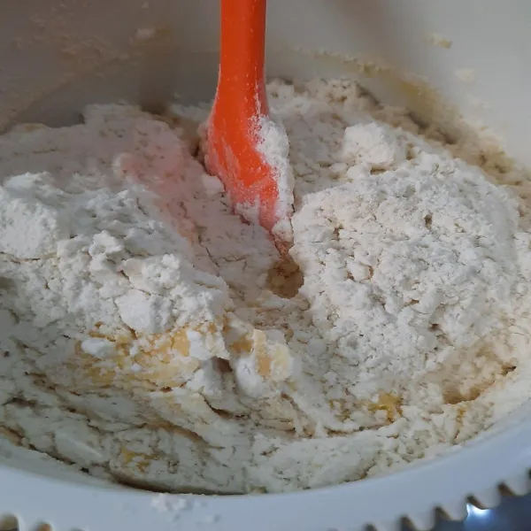 Tambahkan tepung terigu, maizena dan susu. Aduk menggunakan spatula.