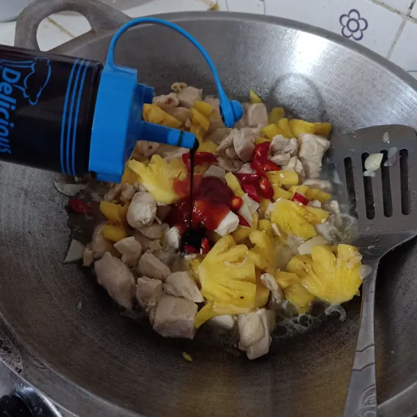Bumbui kecap manis, kecap asin, saos tomat, saos sambal, saus tiram, aduk rata, tambahkan cabe rawit, cabe merah dan cabe hijau.