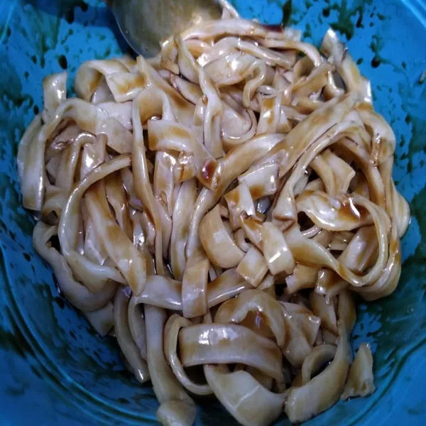 Marinasi mie dengan bumbu marinasi, diamkan 15 menit hingga meresap.