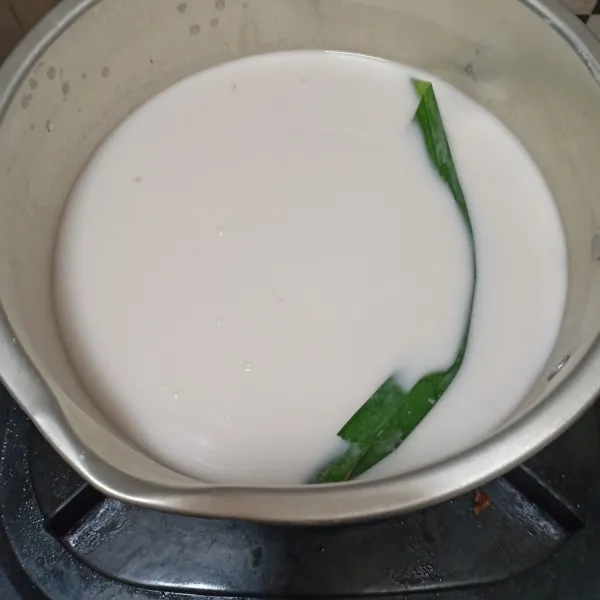 Campurkan tepung beras, garam, santan, daun pandan, masak hingga mengental