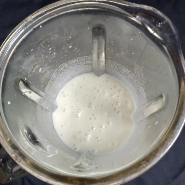 Blender kentang dan santan hingga halus.
