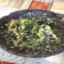 Haluskan bahan bawang merah, bawang putih, cabai, kencur dan garam