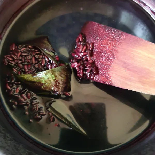 Bubur ketan hitam : rebus ketan hitam, gunakan metode 5:30:7 juga, lalu tambahkan gula, garam dan daun pandan saat perebusan terakhir. Pastikan air sudah terserap dan ketan hitam sudah matang dan empuk. Sisihkan.