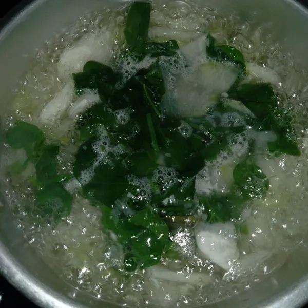 Masukkan daun katuk. Masak sebentar saja.