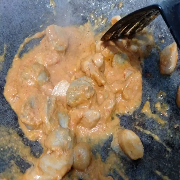 Tumis bumbu halus dengan bakso dan sosis, tumis hingga wangi.