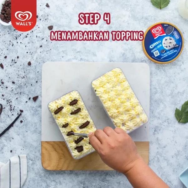 Beri topping whipped cream dan biskuit Oreo untuk mempercantik.