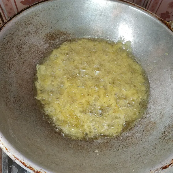 Setelah minyak panas, kucurkan adonan sebanyak 1 sendok sayur kedalam minyak secara memutar. Supaya adonan dapat menyebar.