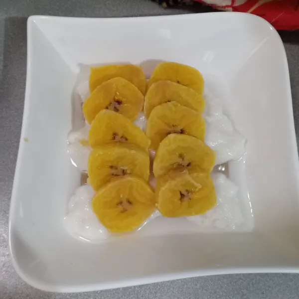 Tata irisan pisang di atasnya