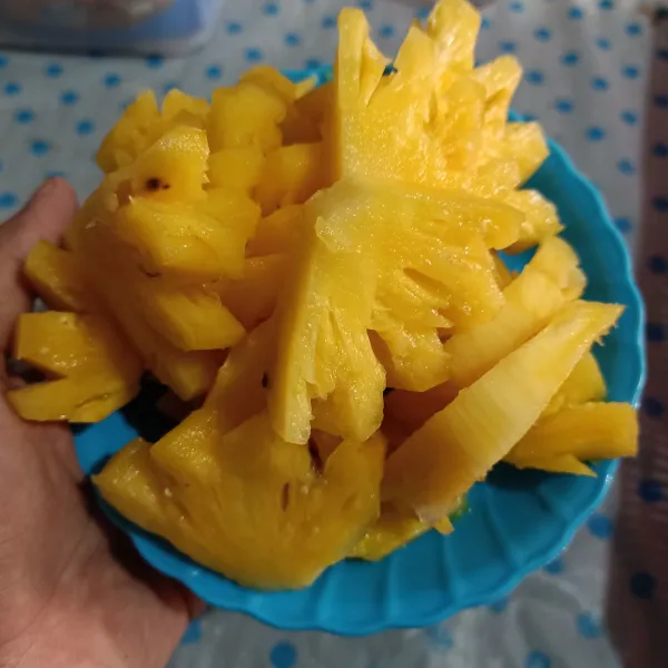 Potong-potong nanas sesuai selera.
