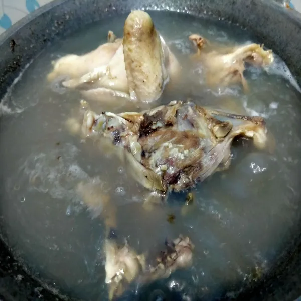 Ayam dan tulangan ayam dengan air hingga mendidih, sambil dibuang busanya. Jika ayam sudah mulai empuk, matikan api lalu saring air kaldunya.