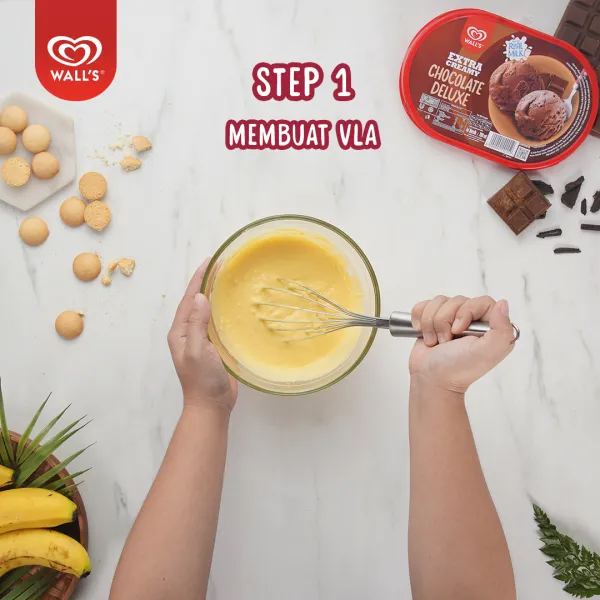 Mengocok bubuk vla dengan susu cair hingga sedikit mengental dan tidak ada gumpalan.
