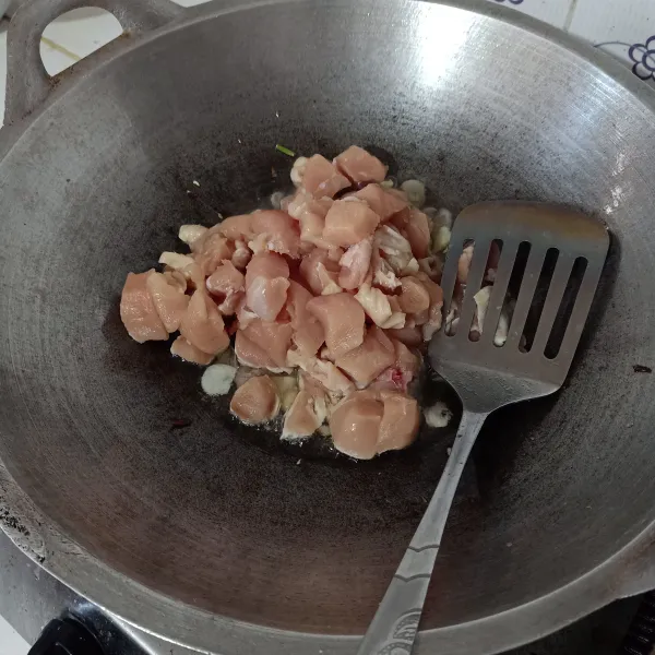 Masukkan ayam, aduk rata dan masak sampai berubah warna.