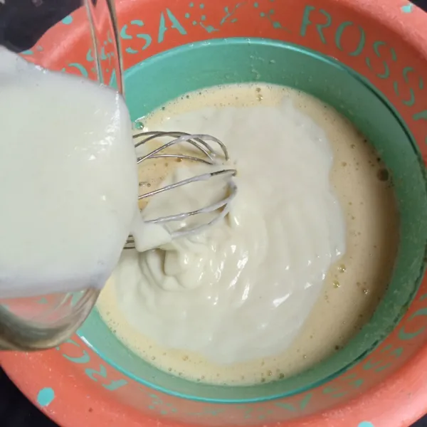 Masukkan kentang yang sudah diblender, aduk rata.