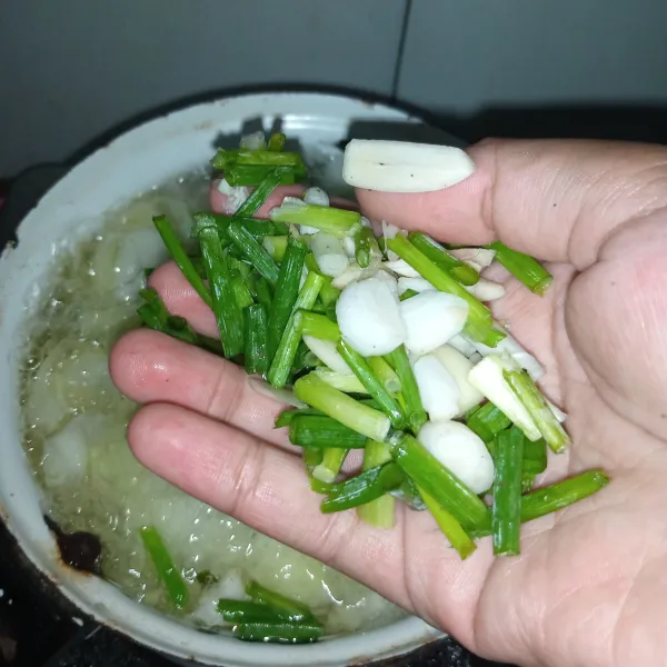 Masukkan potongan daun bawang.