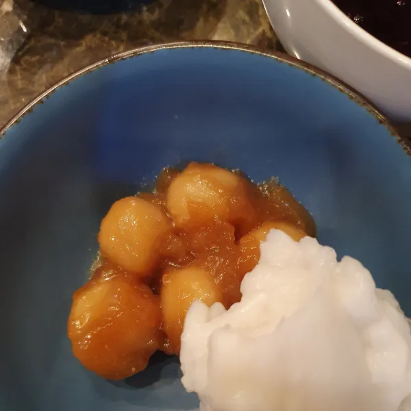 Penyelesaian : tata dalam wadah, bubur sumsum, bubur candil, bubur ketan hitam dan siram dengan bubur kacang ijo. Sajikan.