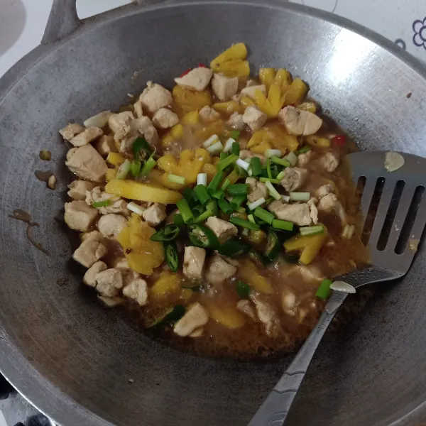 Sesaat sebelum diangkat, masukkan daun bawang, aduk rata.