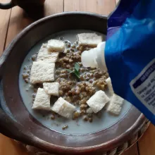 tambahkan potongan roti tawar dan susu kental manis. sajikan segera
