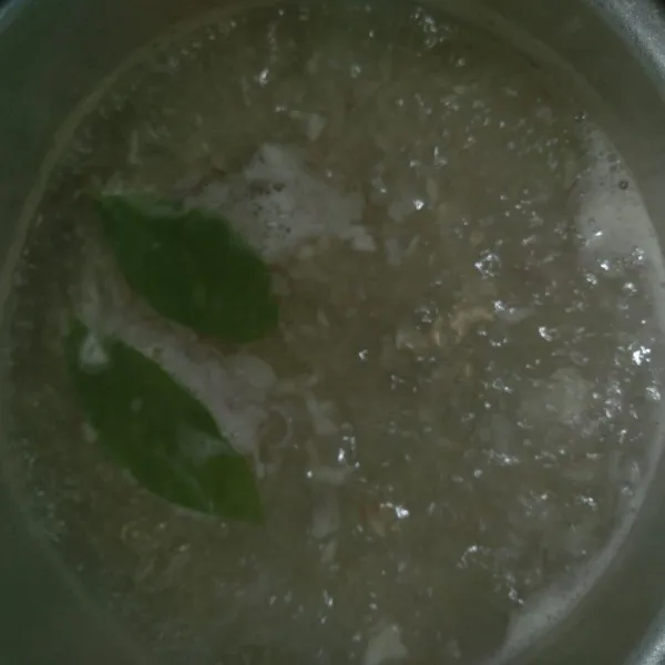 Didihkan air dan masukkan daun salam, bawang merah dan bawang putih cincang. Masak hingga bumbu matang dan tidak langu.