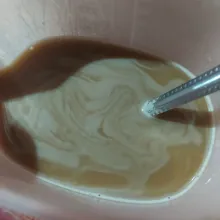 kuah kopi : seduh kopi instan dengan air panas. sisihkan tunggu dingin.
