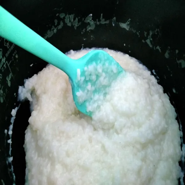 Masak beras dengan air hingga menjadi bubur, (boleh memakai rice cooker atau dimasak di atas kompor) beri sedikit garam agar gurih, sisihkan.