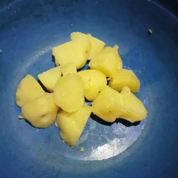 Rebus/kukus kentang hingga matang.