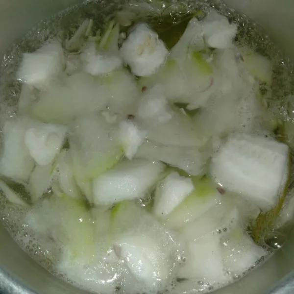 Masukkan irisan bligo. Tambahkan gula, garam dan kaldu bubuk. Masak setengah matang.