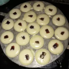 Panaskan cetakan dan oles tipis dengan minyak goreng. Tuang adonan secukupnya dan beri topping kismis/kurma, masak hingga matang dan siap disajikan.