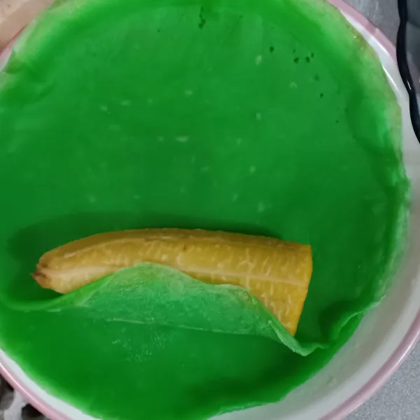 Bungkus pisang dengan dadar hijau