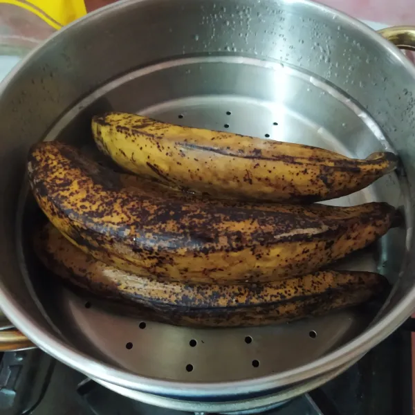 Kukus pisang hingga matang.