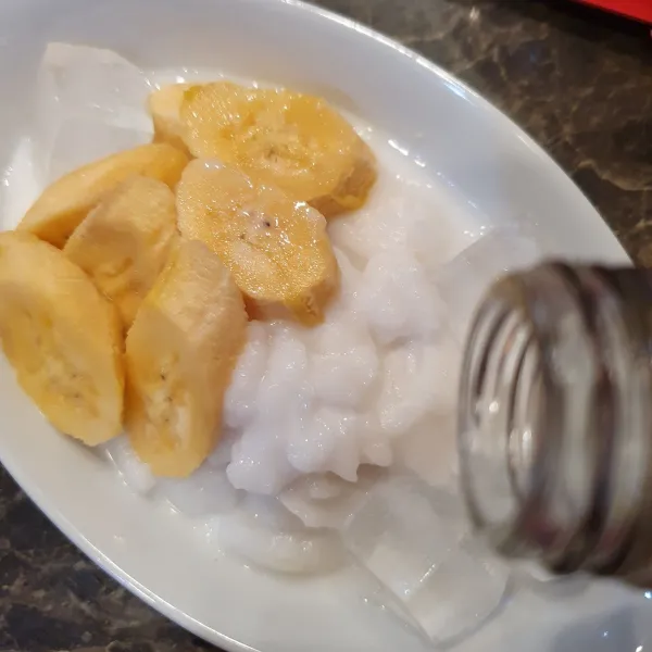 Penyajian : tata bubur sumsum dalam wadah, tambahkan pisang kukus, siram dengan saus santan dan sirup frambozen. Beri es batu.