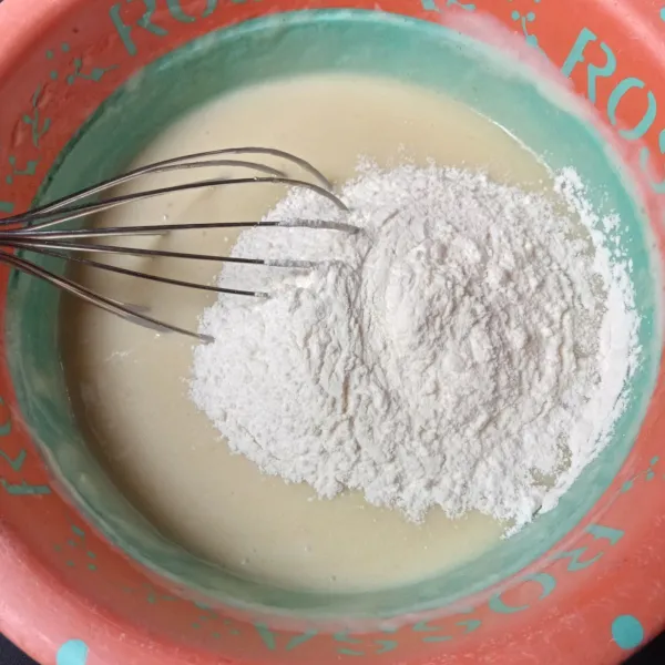 Masukkan tepung terigu, vanili dan garam, aduk hingga tercampur rata.