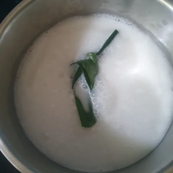 Buat bubur sumsum : masak santan, daun pandan beserta sebagian air, sebagian lagi untuk melarutkan tepung beras.