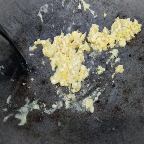 Panaskan sedikit minyak goreng, buat telur orak-arik, angkat, sisihkan.