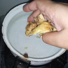 Masukkan jahe yang sudah dimemarkan ke dalam air mendidih.