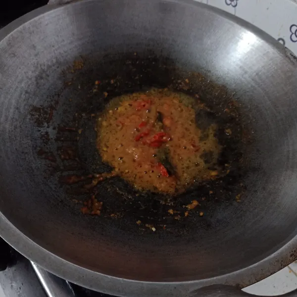 Tumis bumbu halus dan daun salam dengan sedikit minyak goreng sampai harum lalu masukkan irisan cabe merah, oseng sebentar sampai agak layu.