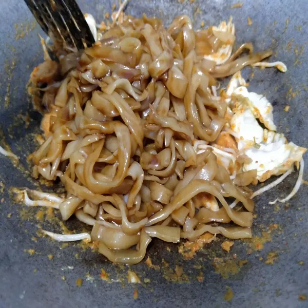 Kemudian masukkan kwetiau yang sudah dimarinasi. Aduk rata.