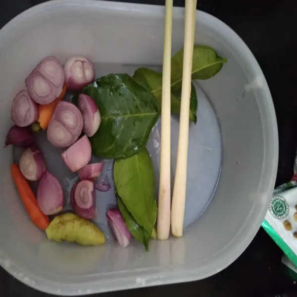 Siapkan bahan-bahan yang lainnya juga.