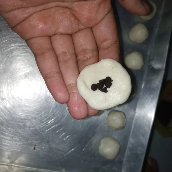 Ambil adonan  berat timbangan 5gr pipihkan beri isian Chocochips kemudian bulatkan (sebagai bentuk kacangnya).