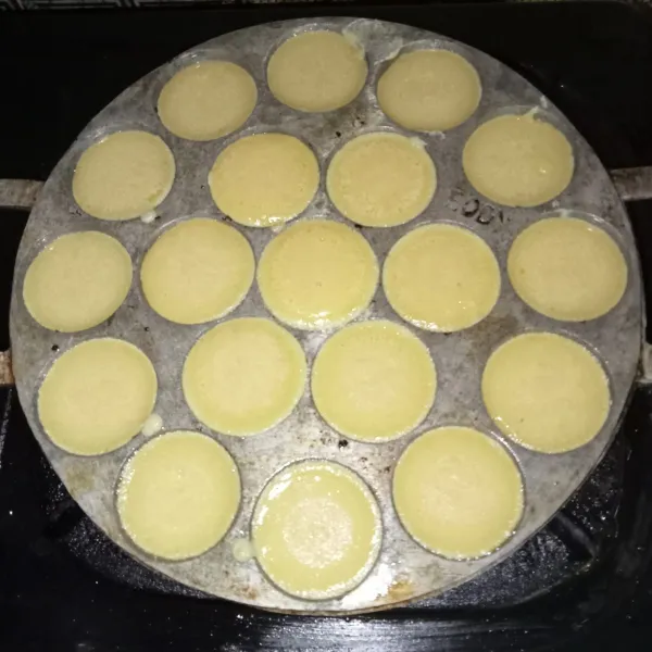 Panaskan cetakan dan oles tipis dengan minyak goreng, lalu tuang adonan dan masak hingga matang.